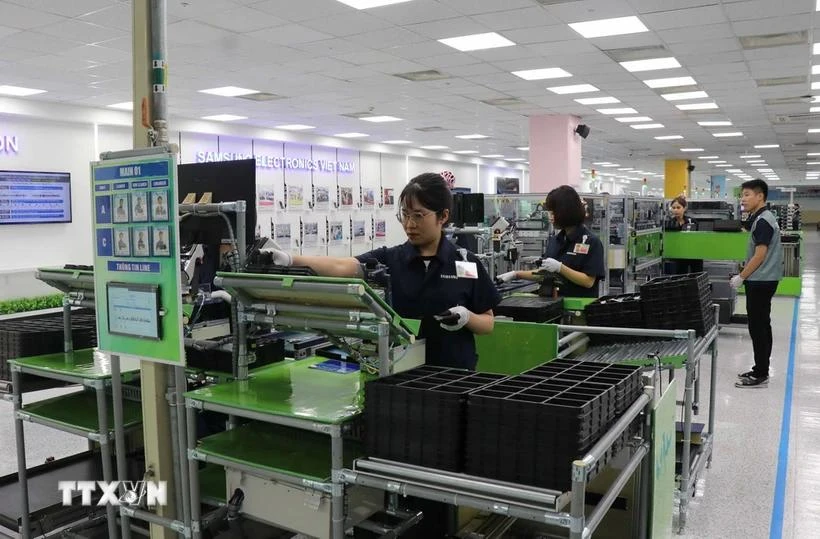 Workers at the factory of the Samsung Electronics Vietnam Co. Ltd in Yen Phong district, Bac Ninh province. (Photo: VNA)