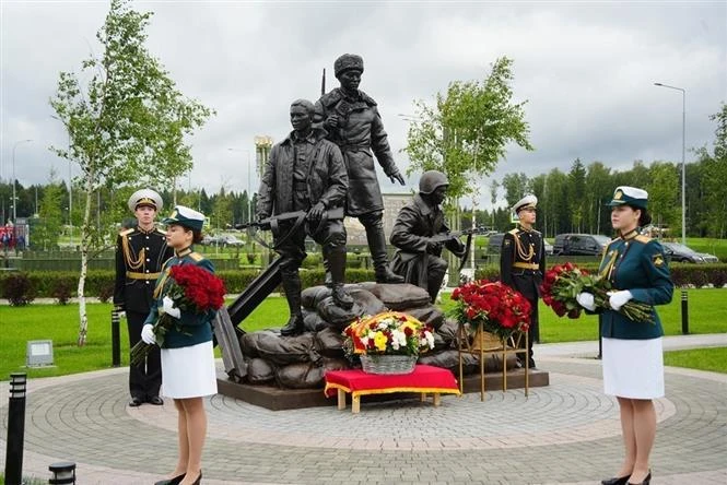 The monument depicts three Vietnamese soldiers standing guard in a defensive position to protect Moscow. (Photo: VNA)