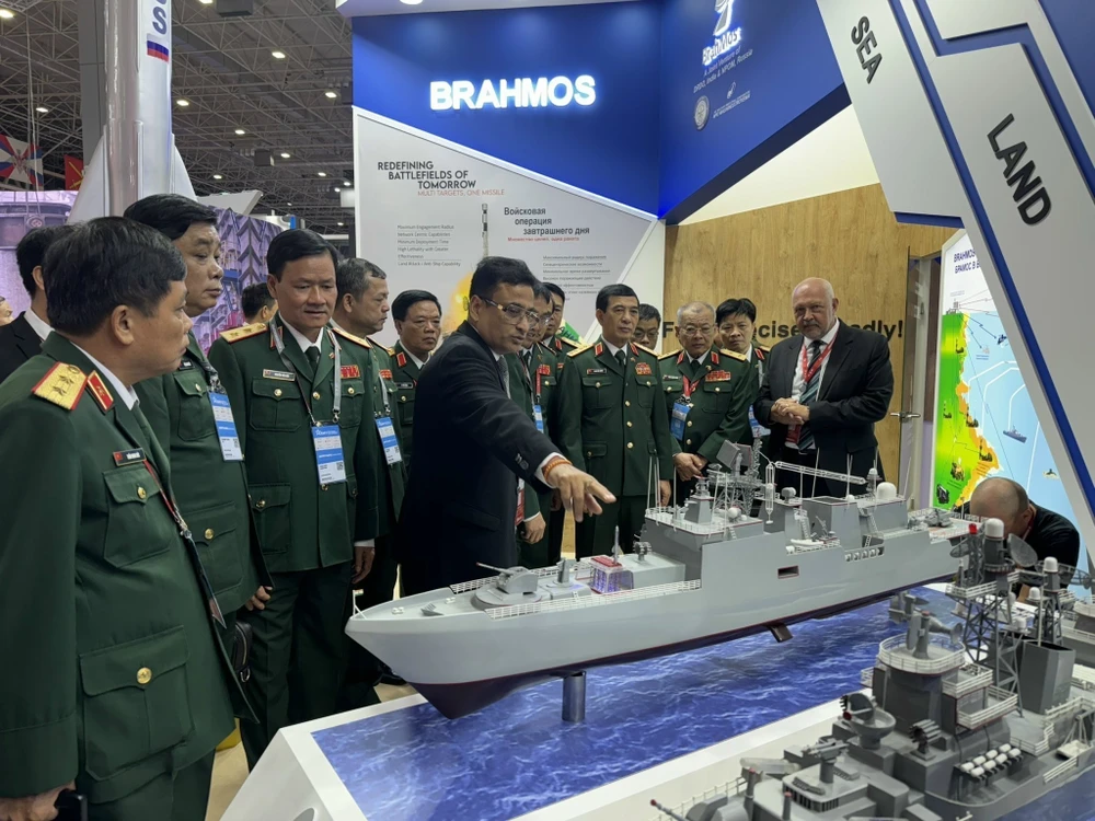 Vietnamese Minister of National Defence Gen. Phan Van Giang (front, third from right) and other officials visit a booth at Army-2024 on August 12. (Photo: VNA)