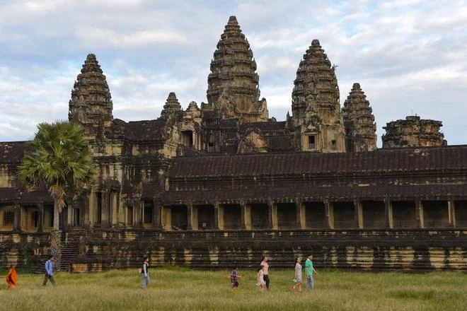 Visitors to the Angkor Wat temple in Siem Reap province, Cambodia (Photo: AFP/VNA)