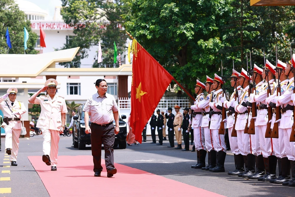 PM Pham Minh Chinh visits the Department of Public Security of Dak Lak province on August 18. (Photo: VNA)