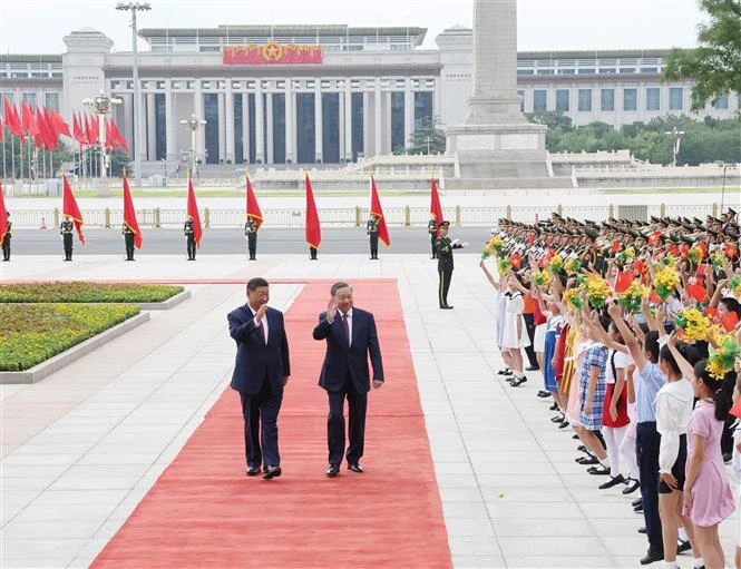 General Secretary of the Communist Party of Vietnam and President of Vietnam To Lam (right) and General Secretary of the Communist Party of China and President of China Xi Jinping wave at children at the welcome ceremony for the Vietnamese leader in Beijing on August 19 morning. (Photo: VNA)