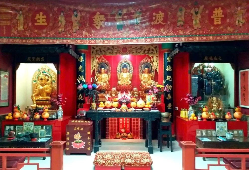 An altar inside the Phap Xuat Duy Giac pagoda in Hong Kong. (Photo: VNA)