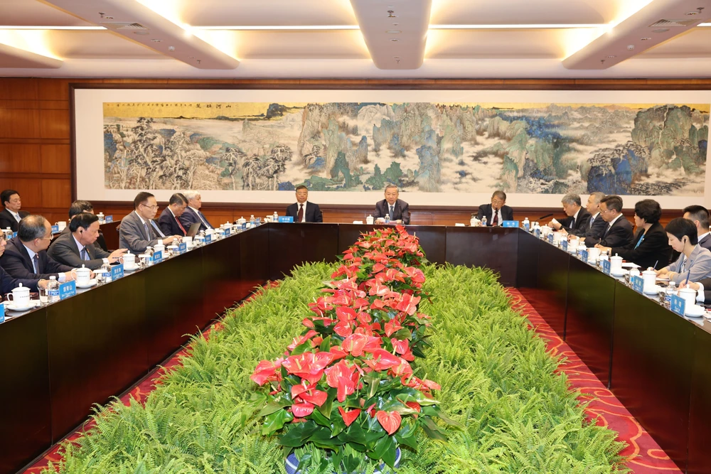 The working session between General Secretary of the Communist Party of Vietnam Central Committee and President of Vietnam To Lam and leaders of the Central Party School of the Communist Party of China in Beijing on August 20. (Photo: VNA)