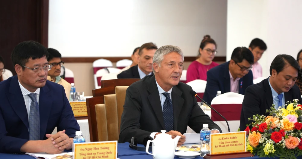 Consul General of Italy in HCM City Enrico Padula (centre) speaks at the meeting with Tay Ninh officials on August 22. (Photo: VNA)