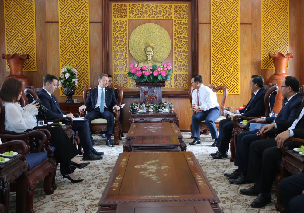 The meeting between Chairman of the Long An provincial People’s Council Nguyen Van Duoc (right) and Belarusian Consul General in Ho Chi Minh City Ruslan Varankou on August 22 (Photo: VNA)