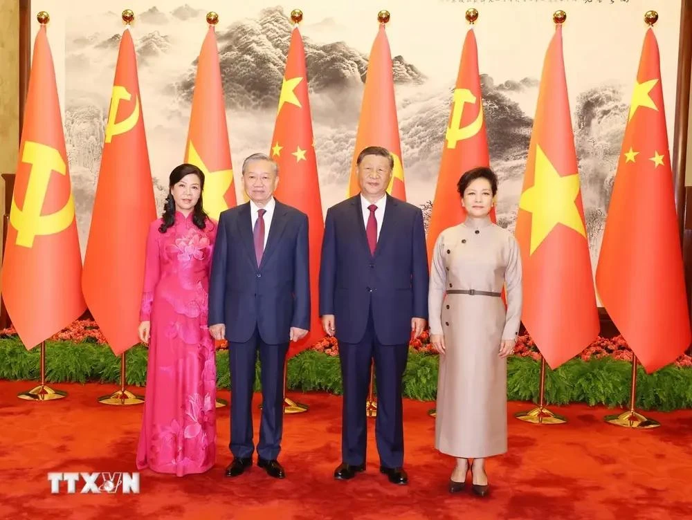 General Secretary of the Communist Party of Vietnam Central Committee and President of Vietnam To Lam (second from left) and his spouse in a joint photo with General Secretary of the Communist Party of China Central Committee and President of China Xi Jinping and his spouse in Beijing on August 19. (Photo: VNA)