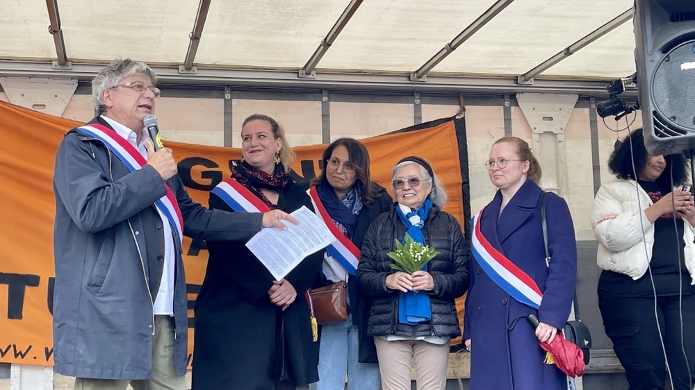 Many politicians and mayors of districts in Paris and nearby cities, along with representatives of left-wing parties and environmental activists come to show support for Tran To Nga (fourth from left) on August 22. (Photo: VNA)