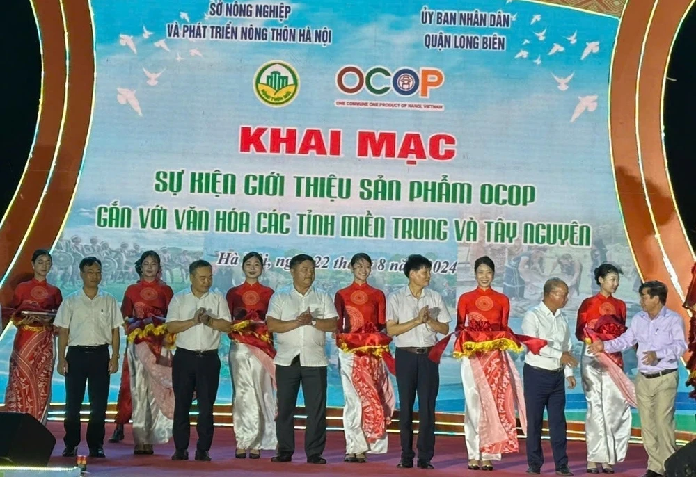 The opening ceremony of the fair at Long Bien Park of Hanoi on August 22 (Photo: VNA)