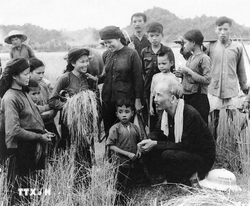 President Ho Chi Minh visits farmers of the Hung Son cooperative in Dai Tu district, Thai Nguyen province, in 1954. (Photo: VNA)