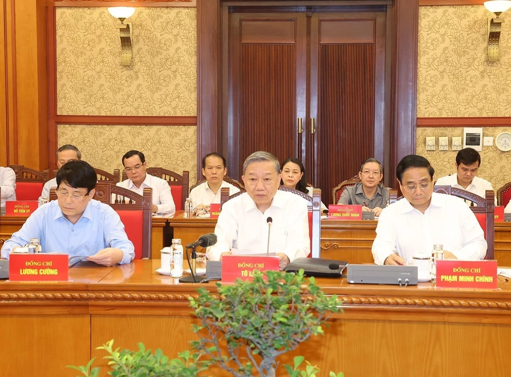 Party General Secretary and State President To Lam (centre) speaks at the meeting of the sub-committee for documents of the 14th National Party Congress on August 27. (Photo: VNA)