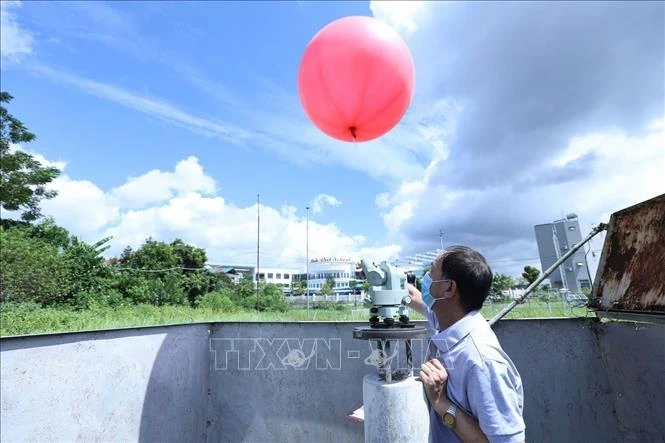 A weather balloon is released from the Lang Son agricultural meteorological station in Lang Son province to measure wind direction and speed. (Photo: VNA)