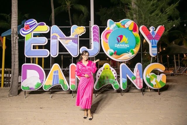 A visitor poses for photo on the beach of Da Nang. The central city will seek for more visitors from Malaysia with a new daily air route Kuala Lumpur-Da Nang starting on September 24. (Photo courtesy of Da Nang city's Tourism Promotion Centre)