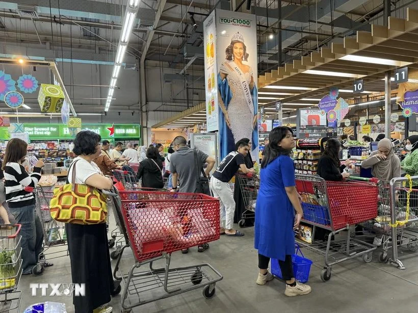 Indonesian people shop at the Grand Lucky supermarket. (Photo: VNA)