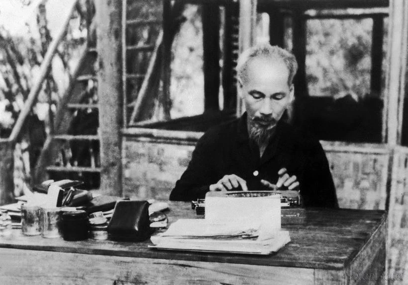 President Ho Chi Minh works in the Viet Bac revolutionary base during the resistance war against the French colonialists. (Photo: VNA)