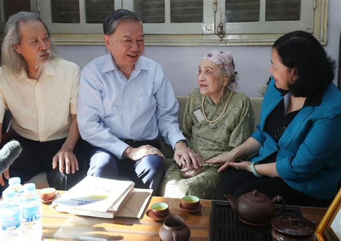 Party General Secretary and President To Lam (second from left) talks to Nghiem Thuy Bang, wife of late musician Van Cao, on September 2. (Photo: VNA)