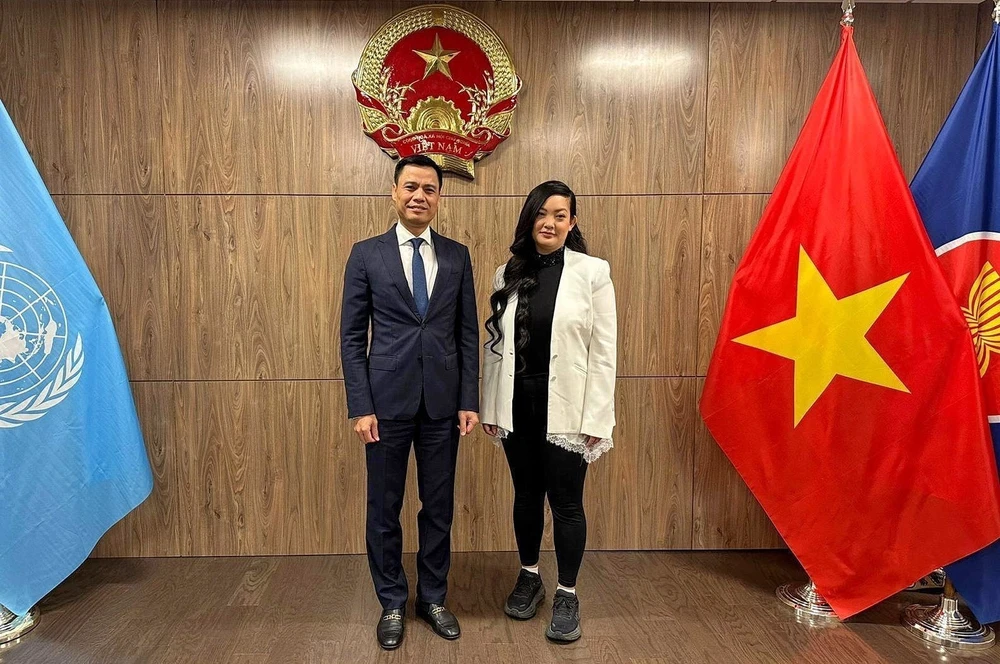 Permanent Representative of Vietnam to the UN Ambassador Dang Hoang Giang (left) meets with Amanda Nguyen, the first woman of Vietnamese origin to fly into space. (Photo: VNA)