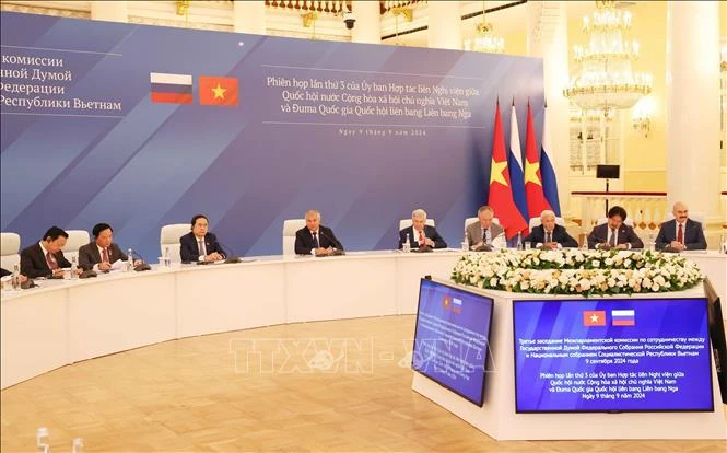 Chairman of the Vietnamese National Assembly Tran Thanh Man (third from left) and Chairman of the State Duma of Russia Vyacheslav Victorovich Volodin (fourth from left) co-chair the third session of the Inter-Parliamentary Cooperation Committee in Moscow on September 9. (Photo: VNA)