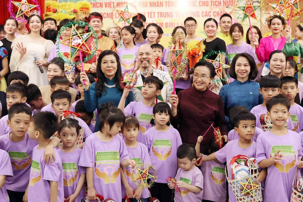 The spouse of Party General Secretary and State President of Vietnam To Lam, Ngo Phuong Ly (left, in blue dress), and the spouse of Party General Secretary and President of Laos Thongloun Sisoulith, Naly Sisoulith (right, in brown dress) join children of Birla Children's Village Hanoi in a celebration of the Mid-Autumn Festival on September 10. (Photo: VNA)