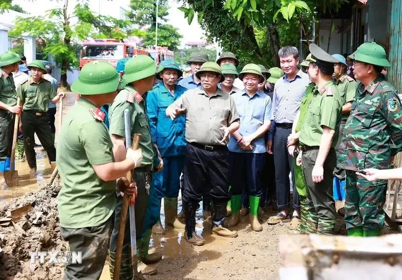 PM Pham Minh Chinh examines the settlement of downpour and flooding consequences in Yen Bai city, Yen Bai province, on September 12. (Photo: VNA)