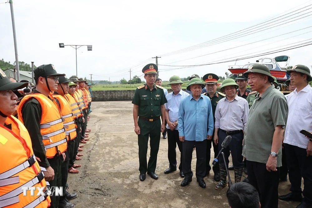 Party General Secretary and State President To Lam (second from right) visits a force strengthening an important site of the Lo River dyke in Truong Sinh commune of Son Duong district, Tuyen Quang province, on September 12. (Photo: VNA)