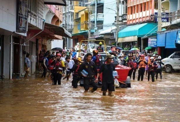 Rescuers help residents in an area hit by Typhoon Yagi-triggered flooding in Mae Sai town of Chiang Rai province, Thailand, on September 11, 2024. (Photo: Reuters/VNA)