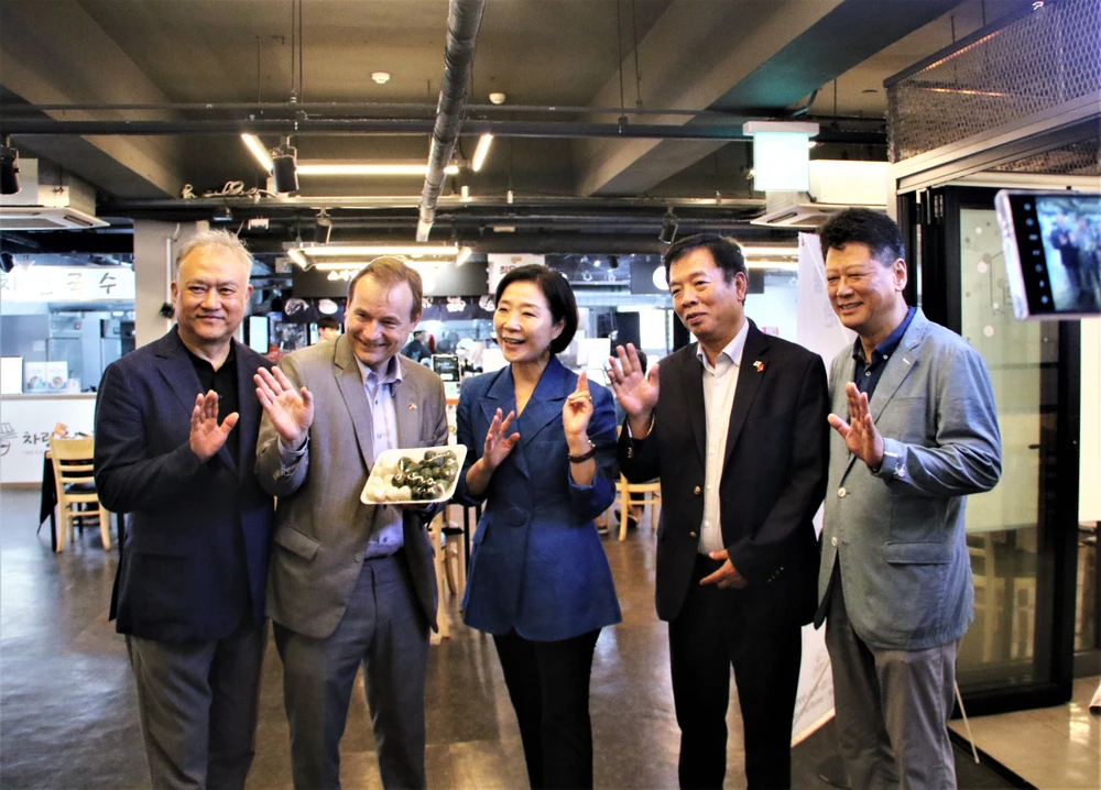 Vietnamese Ambassador to the RoK Vu Ho (second from right), the RoK’s Minister of SMEs and Startups Oh Young-joo (centre), and other guests during their visit to the Kyungdong market in Seul on September 13. (Photo: VNA)