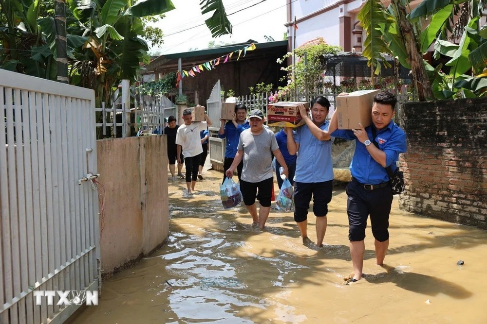 Representatives of the VNA's Ho Chi Minh Communist Youth Union chapter and Communications Development Centre deliver relief to residents in Ha Hoa district, Phu Tho province, on September 14. (Photo: VNA)