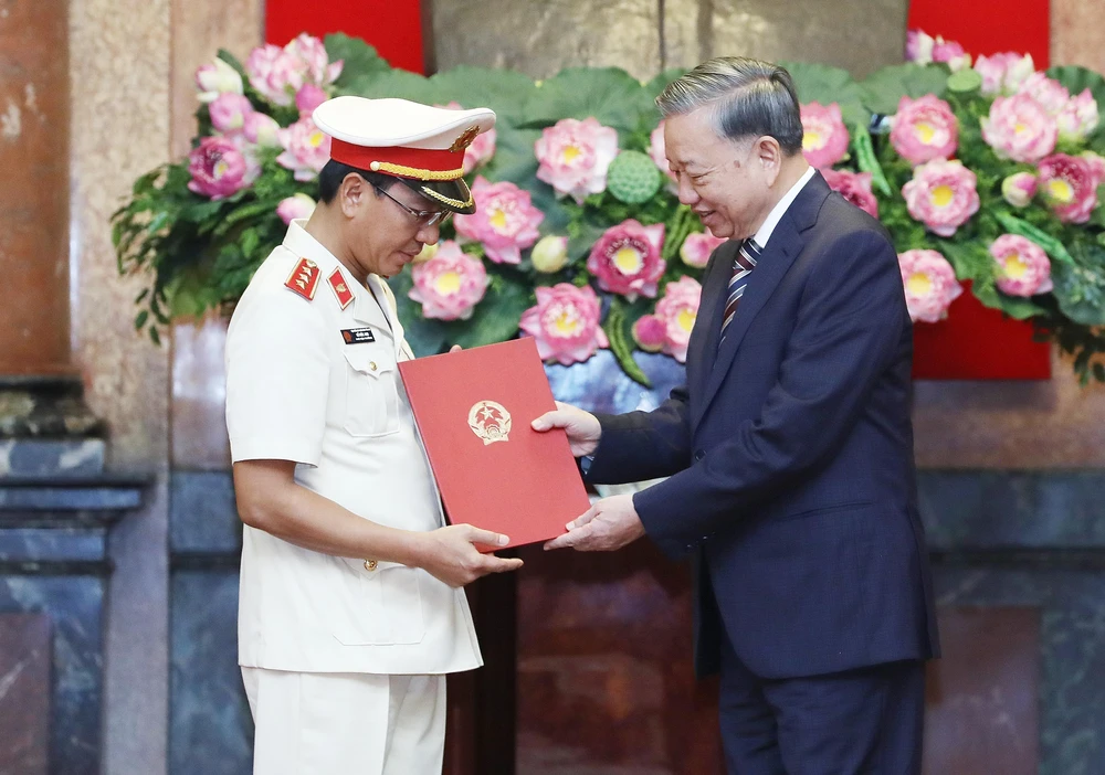 Party General Secretary and President To Lam (right) hands over the decision to appoint Ho Duc Anh as Deputy Prosecutor General of the Supreme People’s Procuracy on September 16. (Photo: VNA)