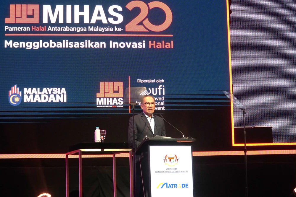 Malaysian Prime Minister Anwar Ibrahim delivers the opening remarks at the 20th Malaysia International Halal Showcase on September 17. (Photo: VNA)