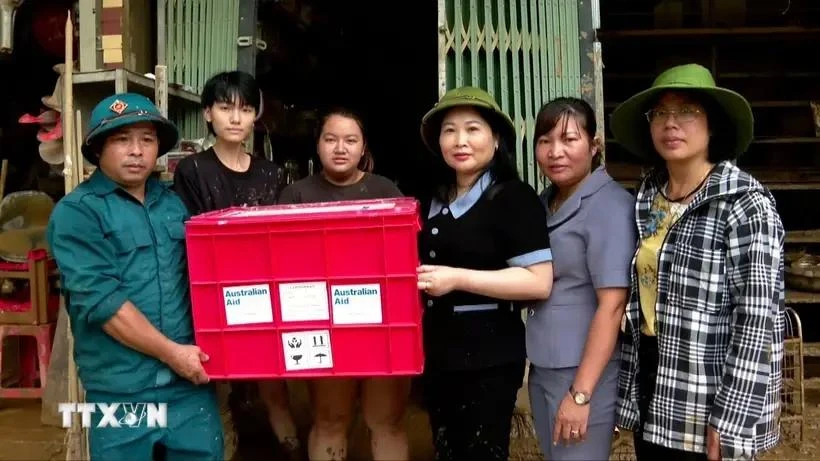 Relief from the Australian Embassy is presented to typhoon-hit residents in Hong Ha ward of Yen Bai city, Yen Bai province, on September 13. (Photo: VNA)