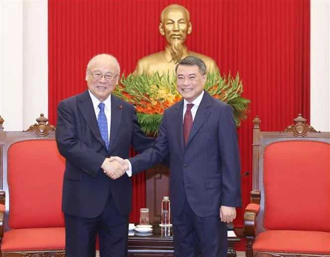 Le Minh Hung (right), Poliburo member, Secretary of the Communist Party of Vietnam Central Committee, Chairman of the Party Central Committee’s Organisation Commission, and Chairman of the Vietnam-Japan Parliamentary Friendship Group, meets with Special Advisor to the Japan-Vietnam Parliamentary Friendship Alliance Takebe Tsutomu in Hanoi on September 20. (Photo: VNA)