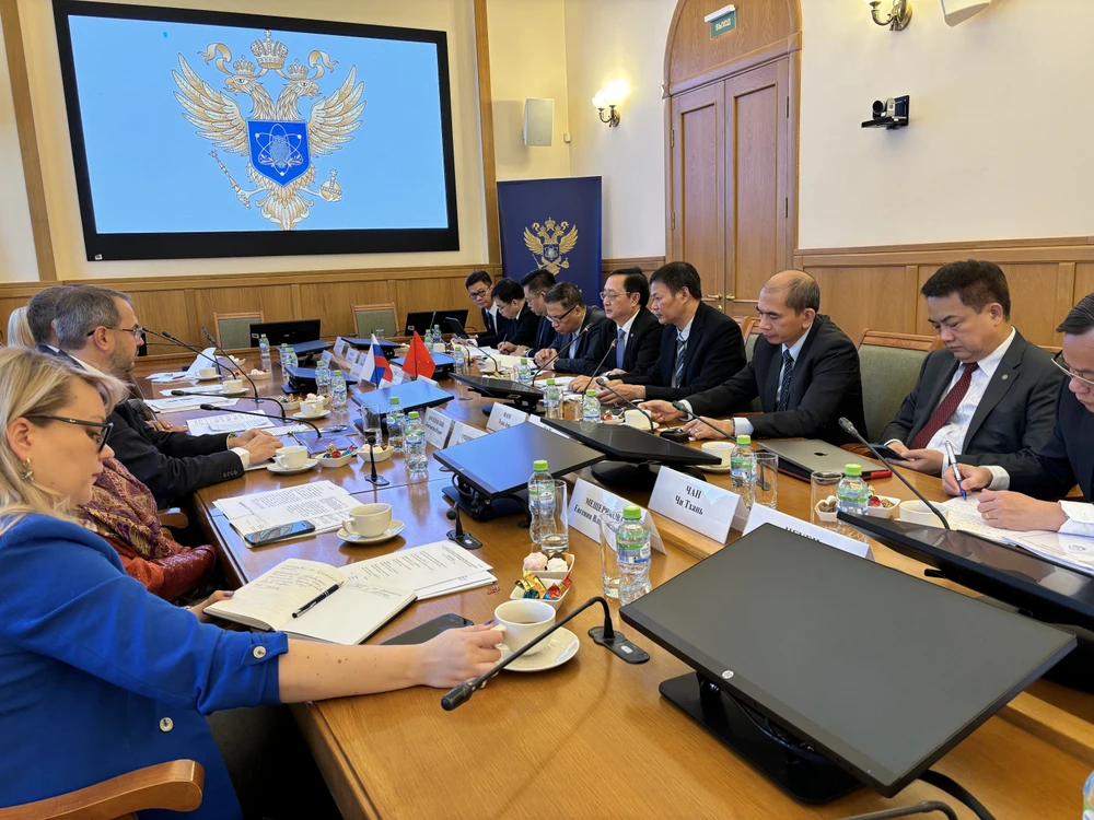 The working session between the Vietnamese Ministry of Science and Technology and the Russian Ministry of Science and Higher Education on September 24. (Photo: VNA)