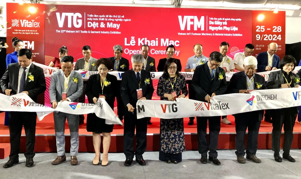 Delegates mark the opening of the series of exhibitions in the textile and apparel sector in Ho Chi Minh City on September 25. (Photo: VNA)