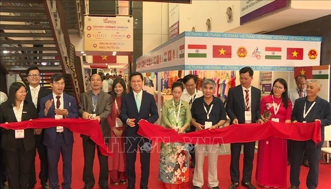 Delegates cut the ribbon to open the Vietnamese pavilion at the Uttar Pradesh International Trade Show 2024. (Photo: VNA)