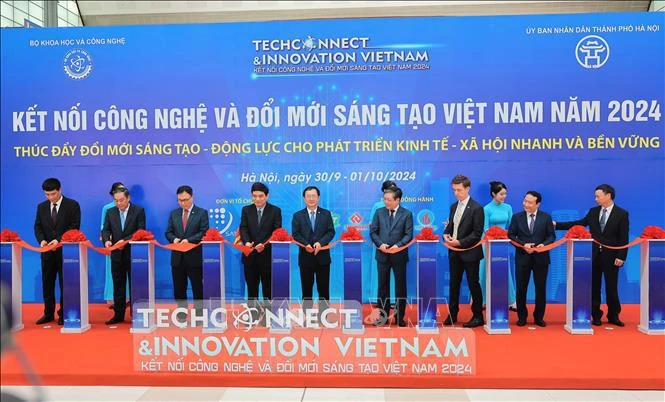 Delegates cut the ribbon to open the Techconnect and Innovation Vietnam 2024 in Hanoi on September 30. (Photo: VNA)