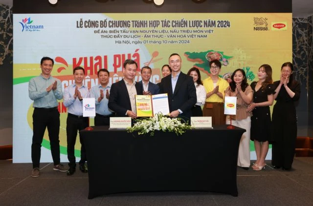 Representatives from the Vietnam National Authority of Tourism (VNAT), and MAGGI Brand announce the cooperation. (Photo courtesy of Nestlé Vietnam)