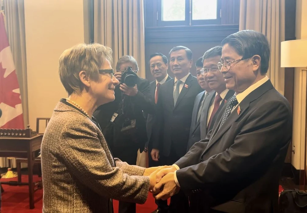 NA Vice Chairman Nguyen Duc Hai (right) meets with Speaker of the Canadian Senate Raymonde Gagne in Ottawa on October 1. (Photo: VNA)