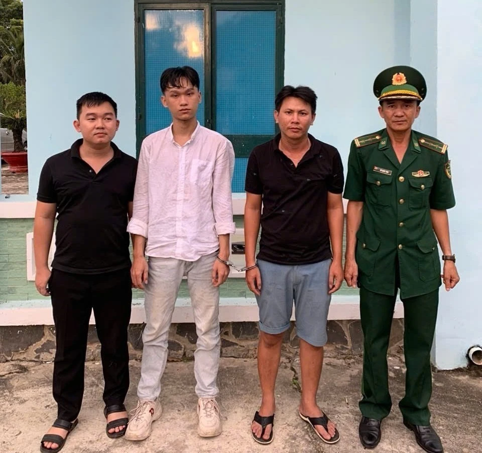 The three men (left) are arrested while attempting to exit Vietnam illegally. (Photo: VNA)