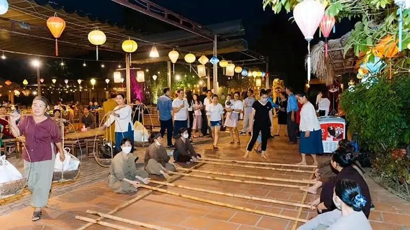 Tourists explore a rural market space and folk games as part of a tour to enjoy real-life show “The Quintessence of Tonkin”. (Source: Fanpage of “The Quintessence of Tonkin”)