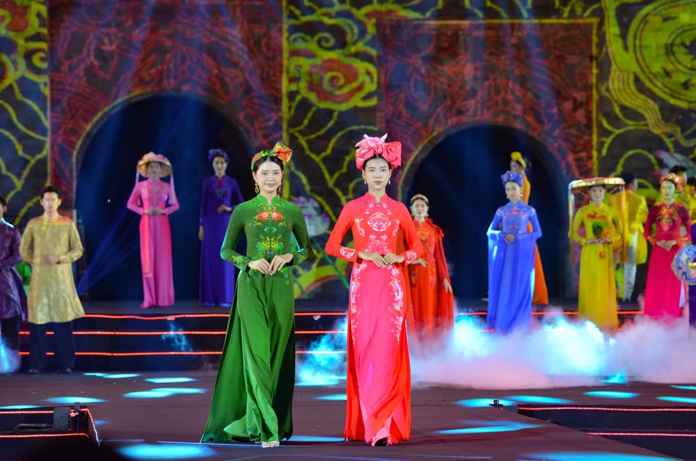 "Ao dai" designs are performed at the opening ceremony of the Hanoi Tourism Ao Dai Festival 2024 on October 4. (Photo: VNA)