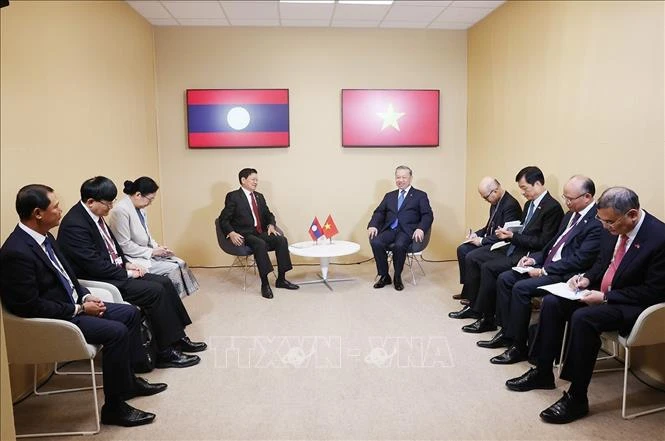 The meeting between General Secretary of the CPV Central Committee and State President To Lam (right) and General Secretary of the LPRP Central Committee and President of Laos Thongloun Sisoulith in Paris on October 5 (Photo: VNA)