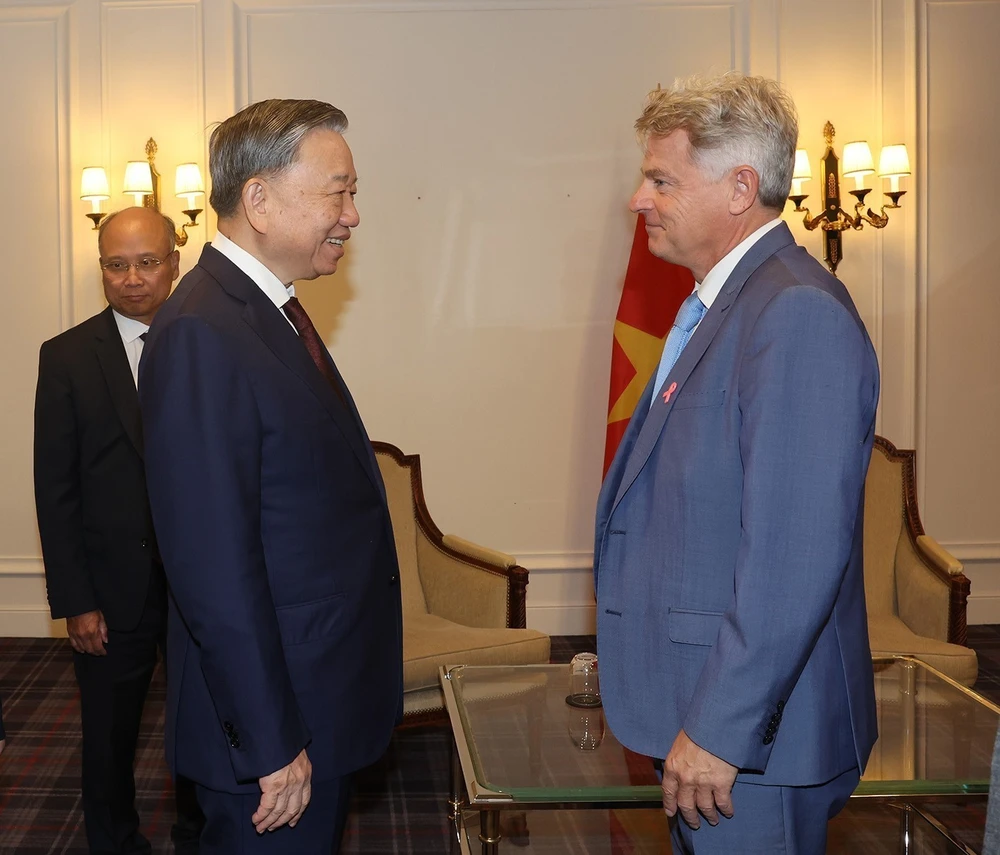 General Secretary of the Communist Party of Vietnam (CPV) Central Committee and State President To Lam (left) meets with National Secretary of the French Communist Party (PCF) Fabien Roussel in Paris on October 7. (Photo: VNA)