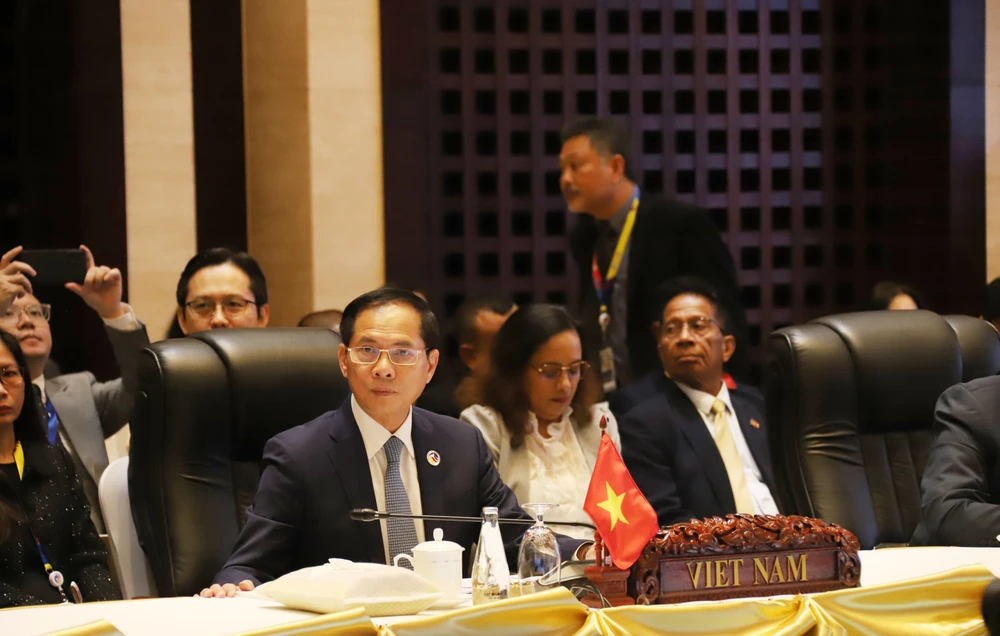 Deputy Prime Minister and Minister of Foreign Affairs Bui Thanh Son attends the ASEAN Foreign Ministers’ Meeting in Vientiane on October 8. (Photo: VNA)