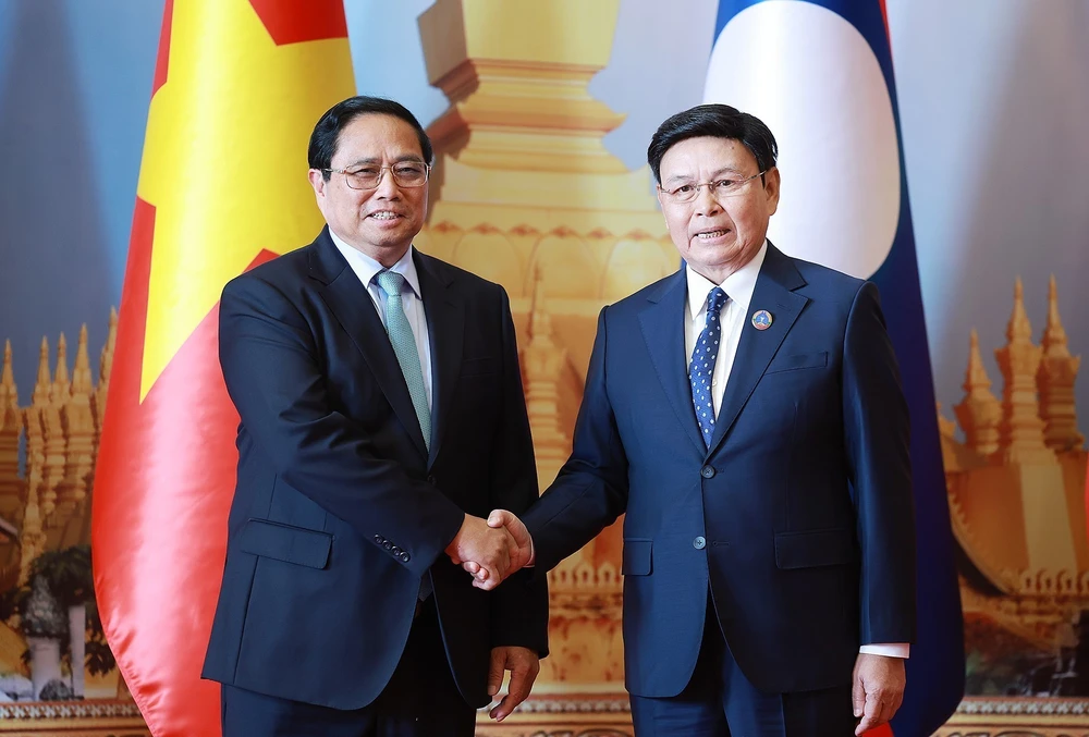 Vietnamese Prime Minister Pham Minh Chinh (left) meets with Chairman of the Lao National Assembly Saysomphone Phomvihane in Vientiane on October 8. (Photo: VNA)