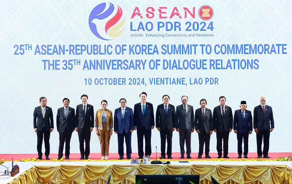 ASEAN and RoK leaders pose for a group photo at the 25th ASEAN-RoK Summit in Vientiane, Laos, on October 10. (Photo: VNA)