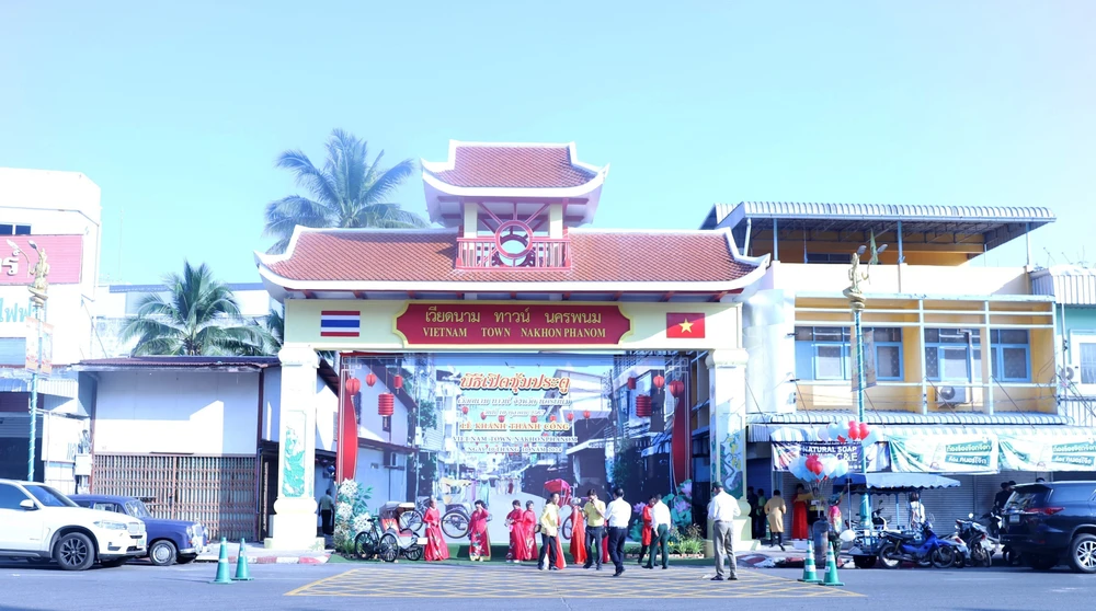 The Thailand-Vietnam Cultural Street Gate on Thamrong Prasit road in Nakhon Phanom province of Thailand (Photo: VNA)