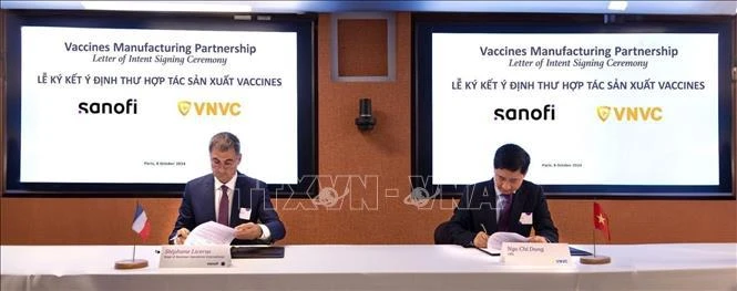 Representatives of the VNVC and Sanofi sign a letter of intent on vaccine manufacturing partnership in Paris on October 8. (Photo: VNA)