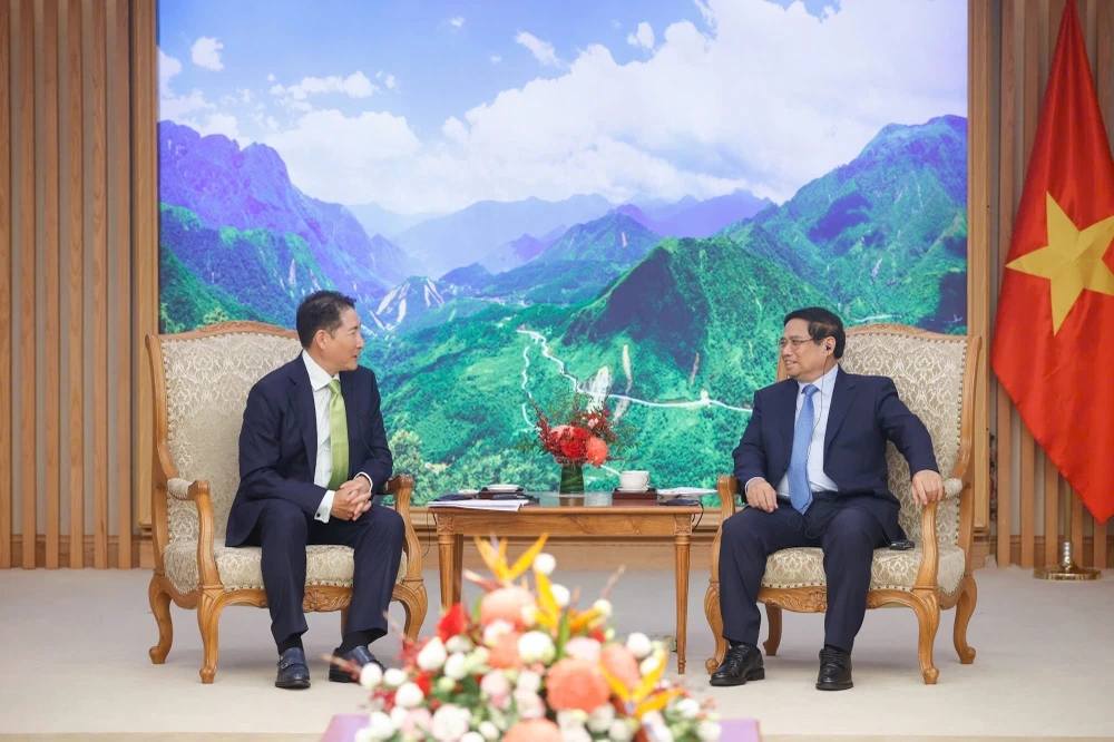 PM Pham Minh Chinh (right) receives Chairman of Hyosung Group Cho Hyun-joon in Hanoi on October 14. (Photo: VNA)