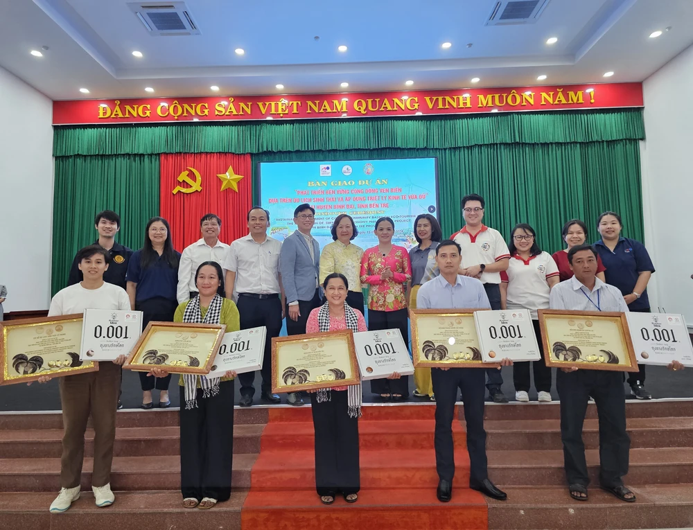 The project on sustainable coastal community development, supported by Thai experts, is handed over to five tourism entities in Binh Dai district, Ben Tre province, on October 15. (Photo: VNA)